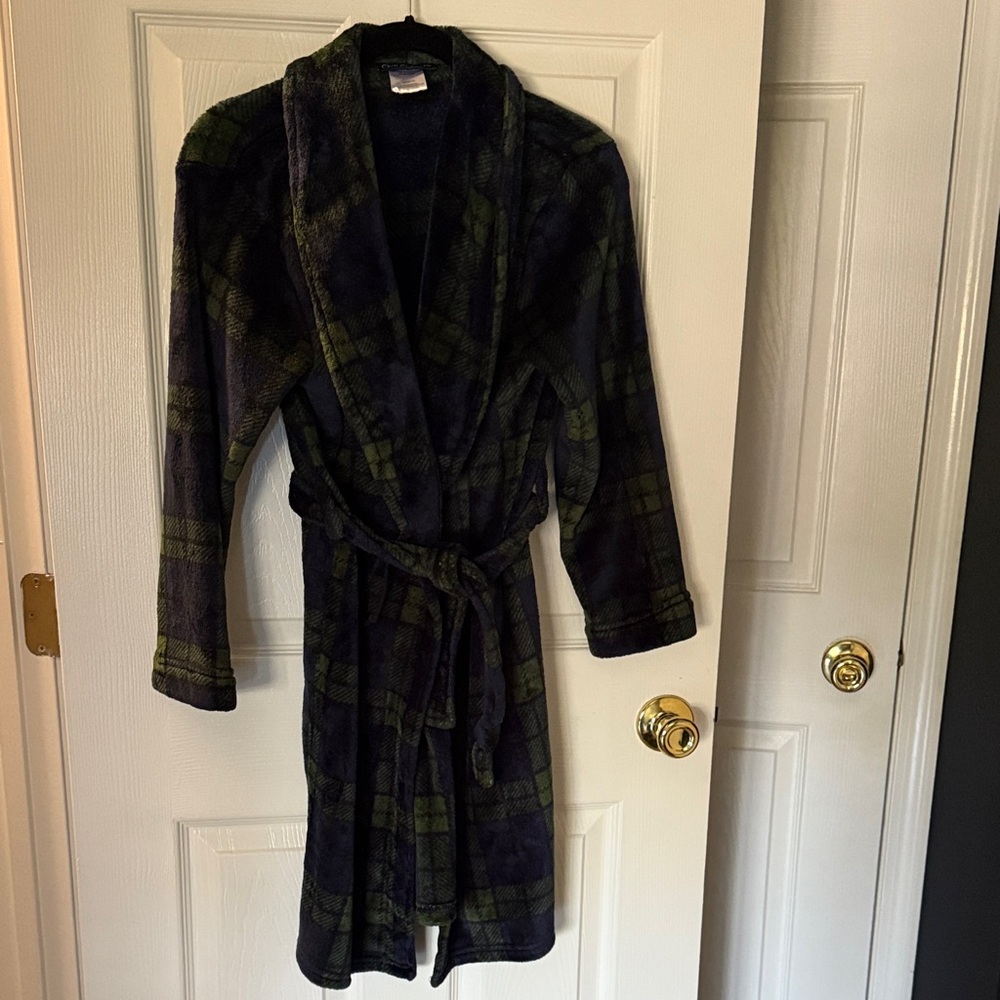 EUC plaid plush robe with tie at waist. Sz 10/12 large